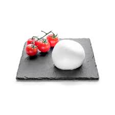 Mozzarella di bufala campana DOP con pomodorini su piatto in ardesia nera